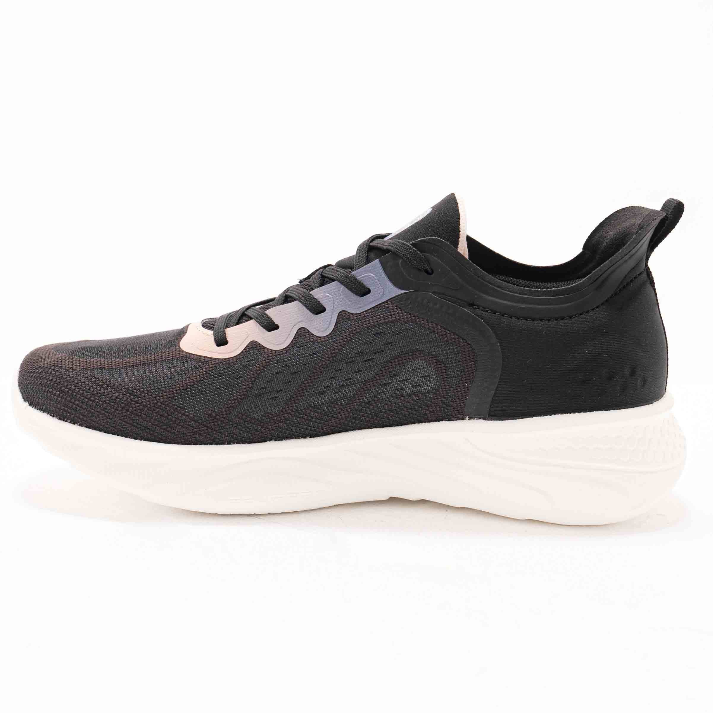 CROSS-TRAINING SHOES