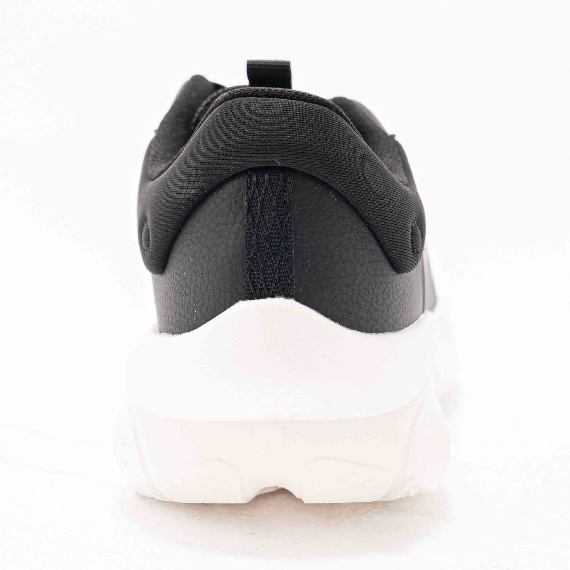 CROSS-TRAINING SHOES